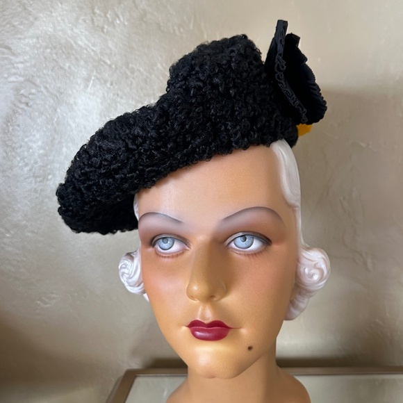 RARE 1940\'s BLACK MOUTON BERET WITH GROSGRAIN ROSETTE & YELLOW CURLY FEATHERS main image 8